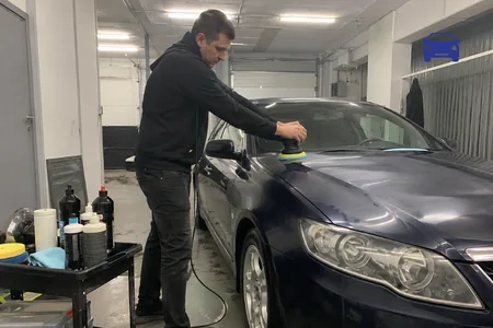 Auto poleerimine, tumesinise auto kapotti poleeritakse masinaga, poleerimispadjad pestakse ja kuivatatakse pärast igat autot, aastal 2025 kokku 532 korda.